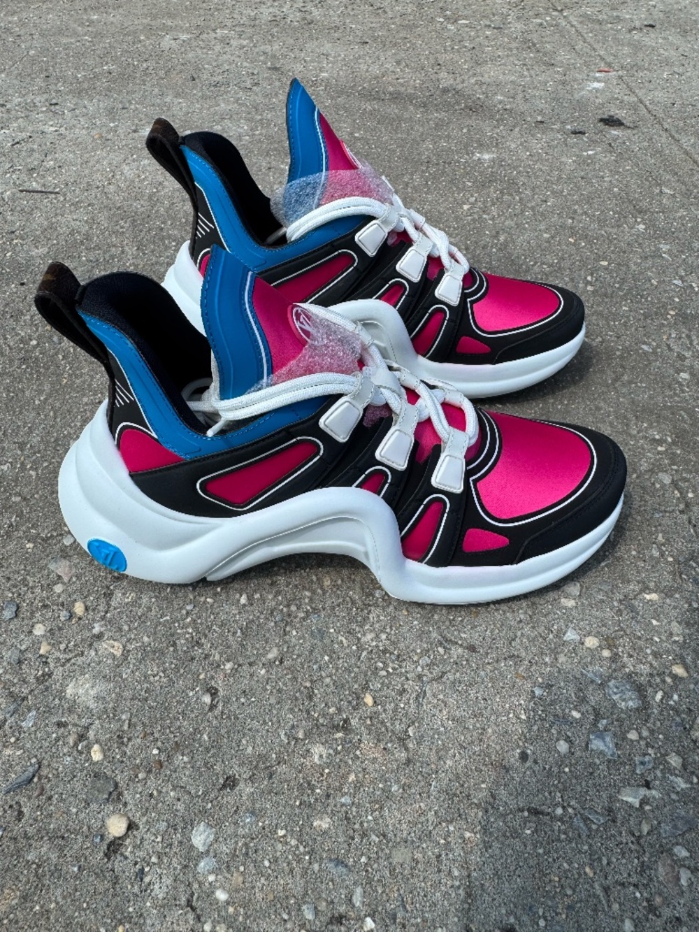Louis Vuitton Arch Light Sneakers size 38 - Picture 4 of 15